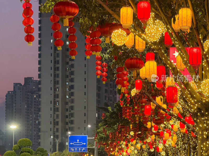 中国春节行道树上挂满了喜庆的灯笼