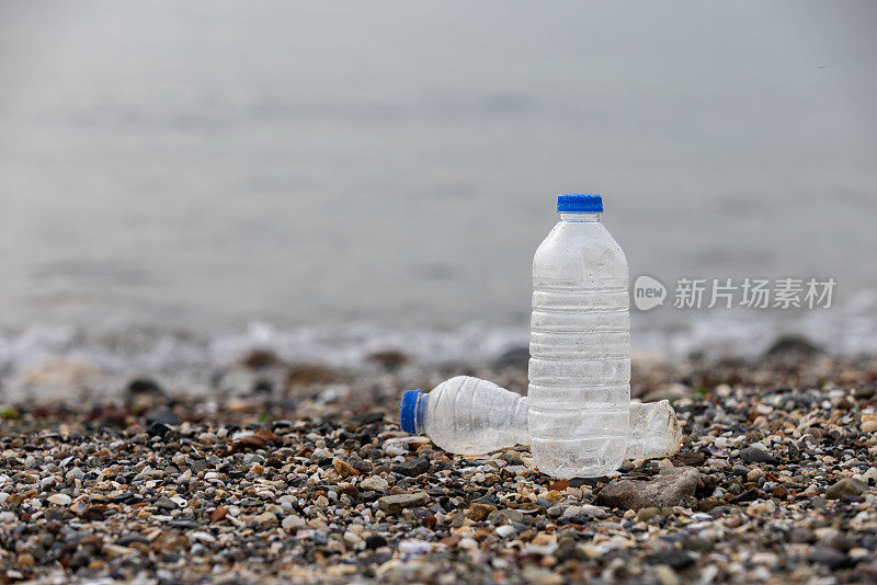 海滩上的塑料瓶垃圾。