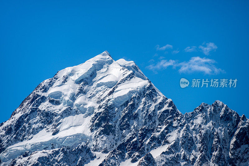 库克山白雪皑皑的山峰