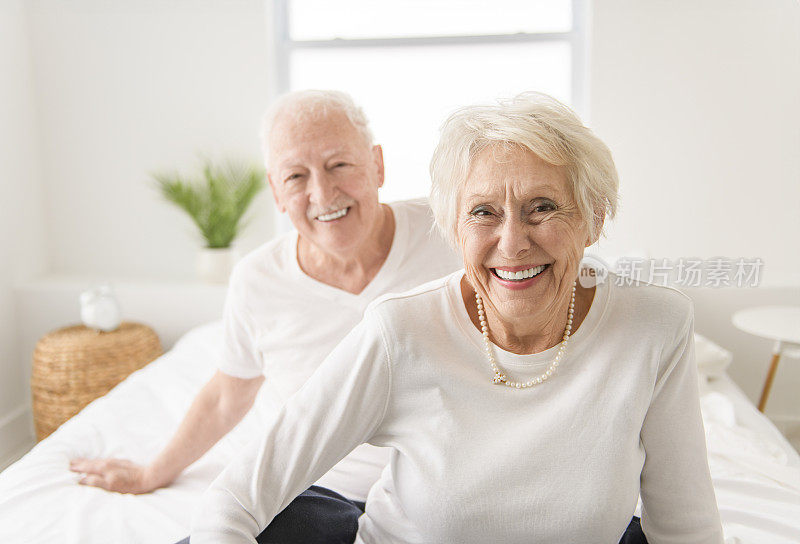 80岁的老夫妇一起在床上放松