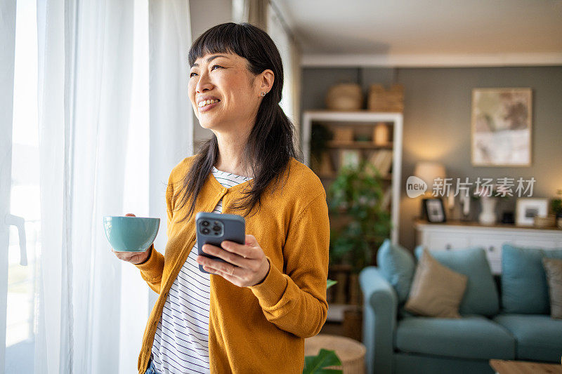 日本女子用手机查看社交网络