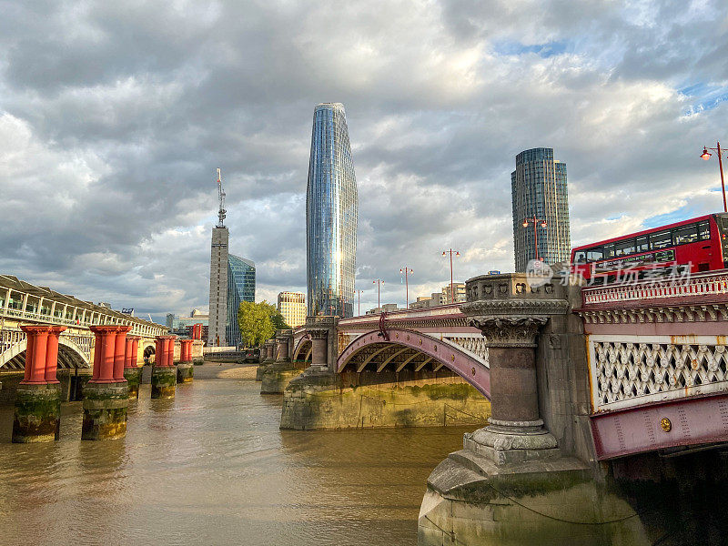 一座黑衣修士塔和一座黑衣修士桥，英国伦敦
