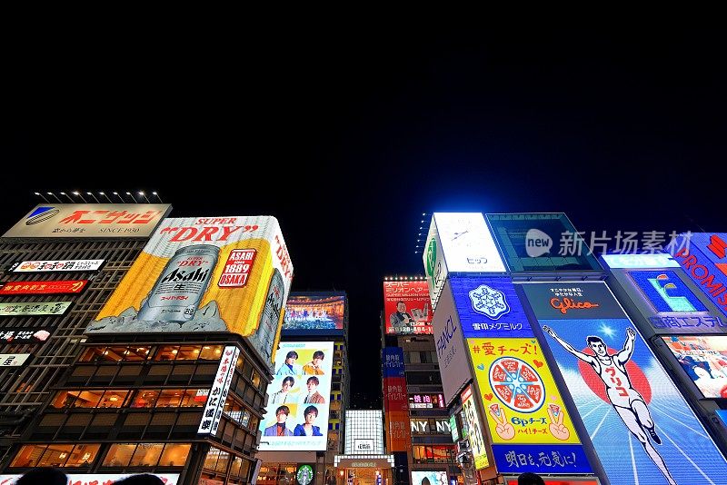 中央新斋桥的霓虹灯招牌和照明广告牌的夜景