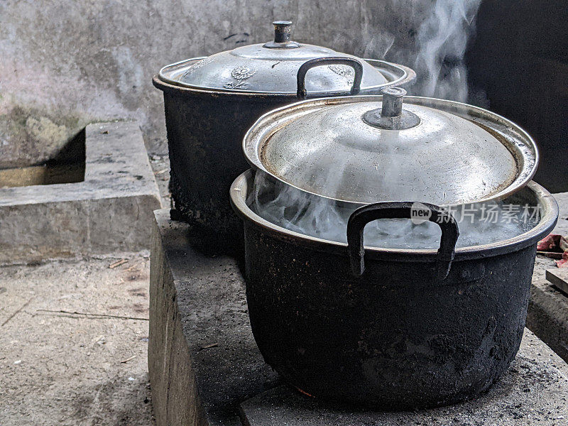 一个锅和传统的炉子
