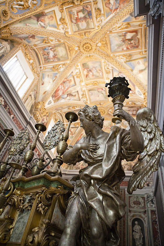 那不勒斯圣马蒂诺教堂的天使雕像