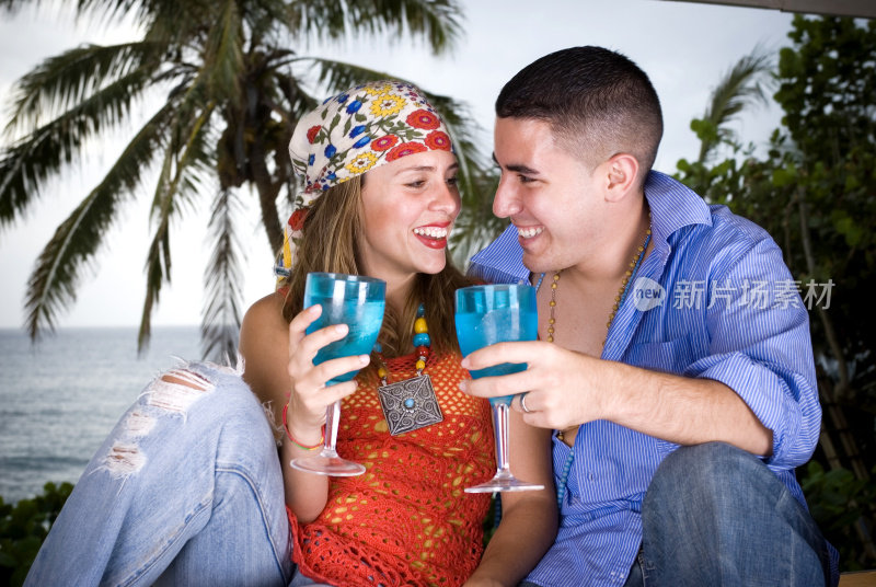 一对情侣在夏威夷度假，为幸福干杯