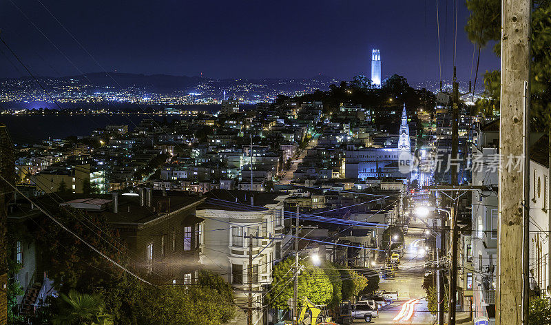 旧金山的夜晚街道照亮了加州电报山科伊特塔