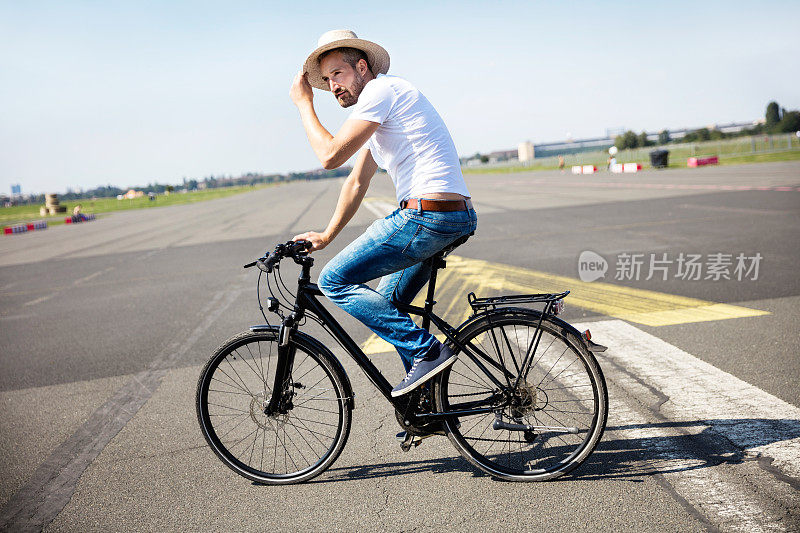 快乐的人骑自行车