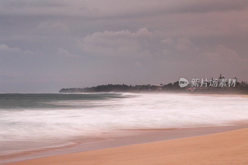 空旷的斯里兰卡海滩日落