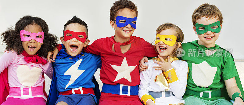 超级英雄、孩子、朋友在一起玩的有趣概念
