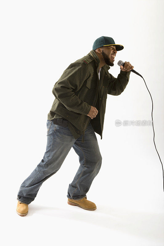 一个嘻哈歌手对着麦克风唱歌