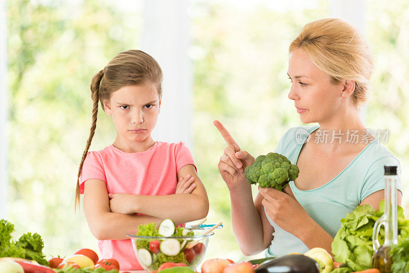 小女孩拒绝吃蔬菜