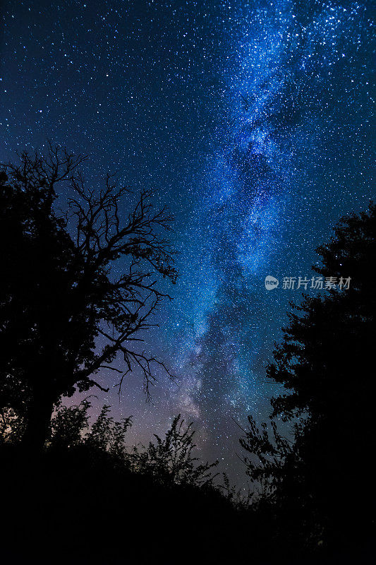 令人惊叹的银河在欧洲的夏季星夜