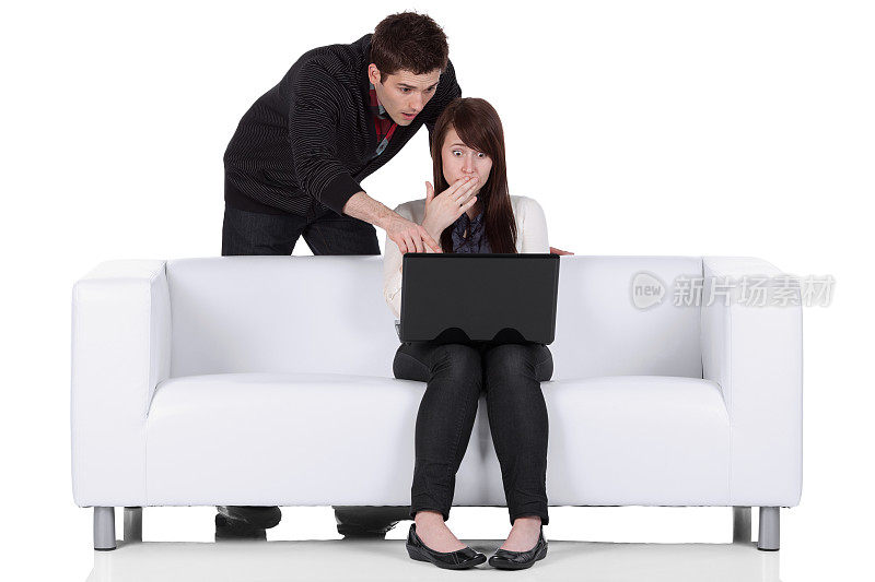 一对夫妇惊讶地看着笔记本电脑