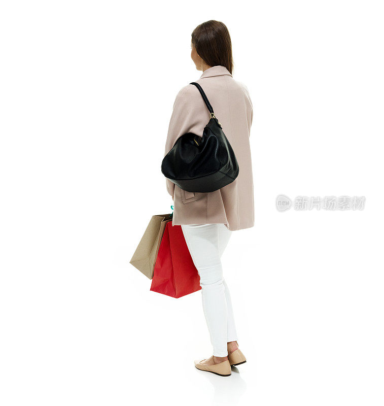 后视图的女人拿着购物袋