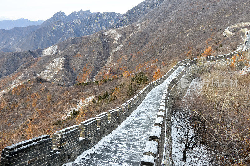 中国的长城覆盖着小雪