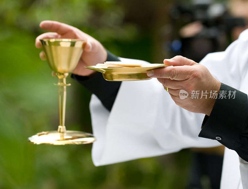 基督教仪式上的牧师主持传统仪式