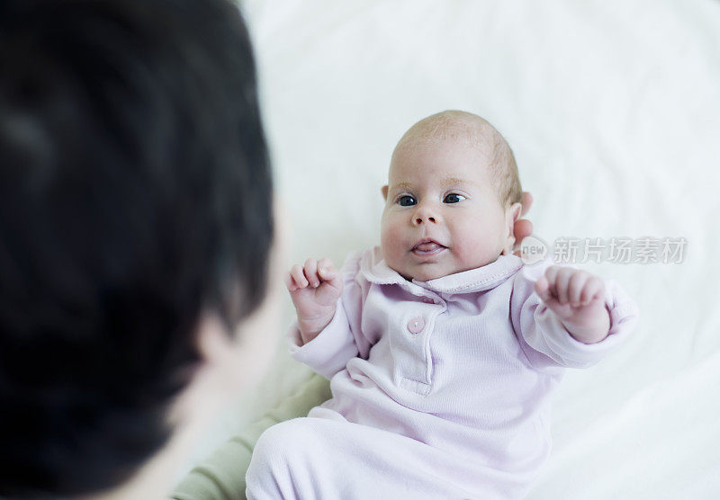 婴儿在妈妈的手中