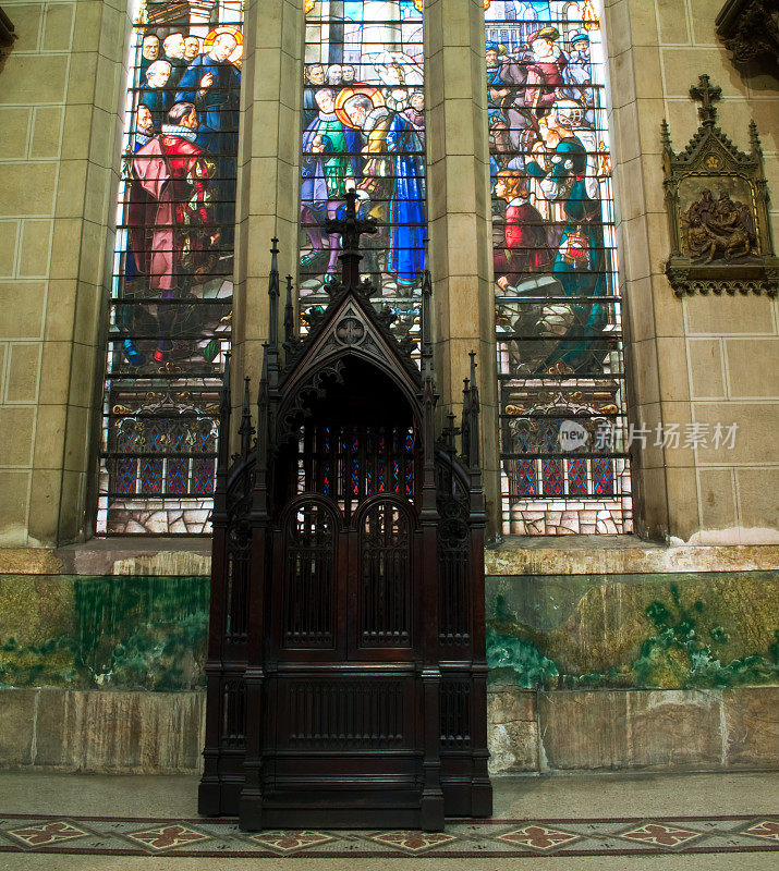 忏悔室和彩色玻璃窗