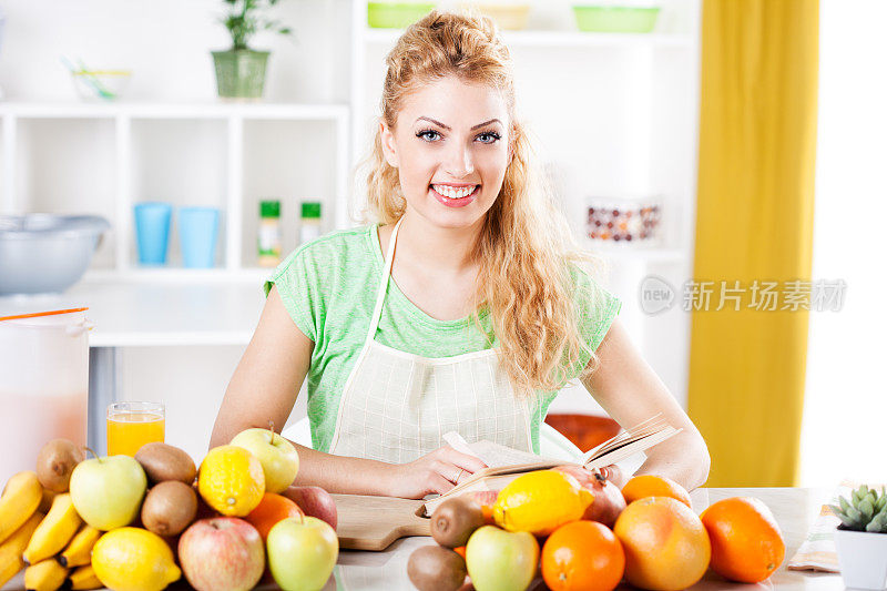 年轻女人在厨房里