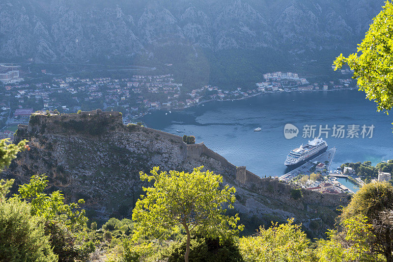 位于黑山科托尔的圣约翰城堡和游轮