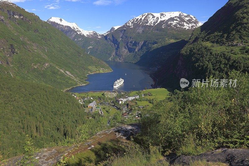 盖兰格峡湾全景景观与船巡航，挪威