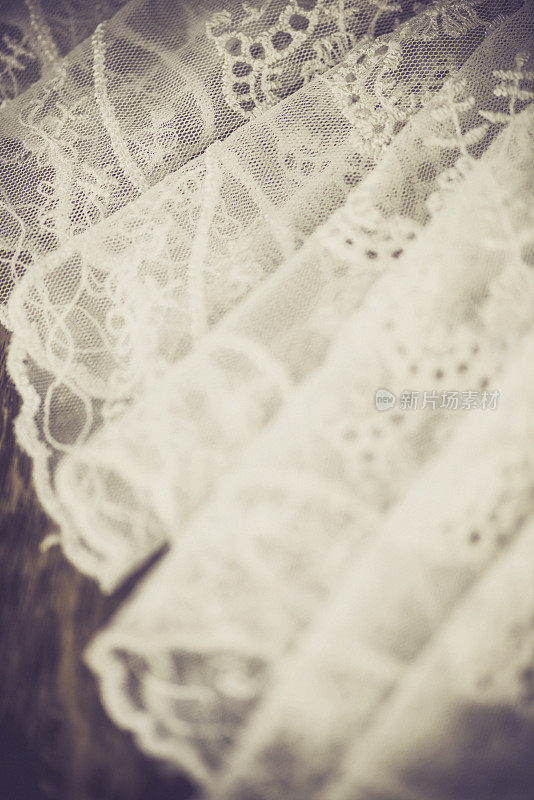 透明的蕾丝网窗帘背景，以对比鲜明的木板