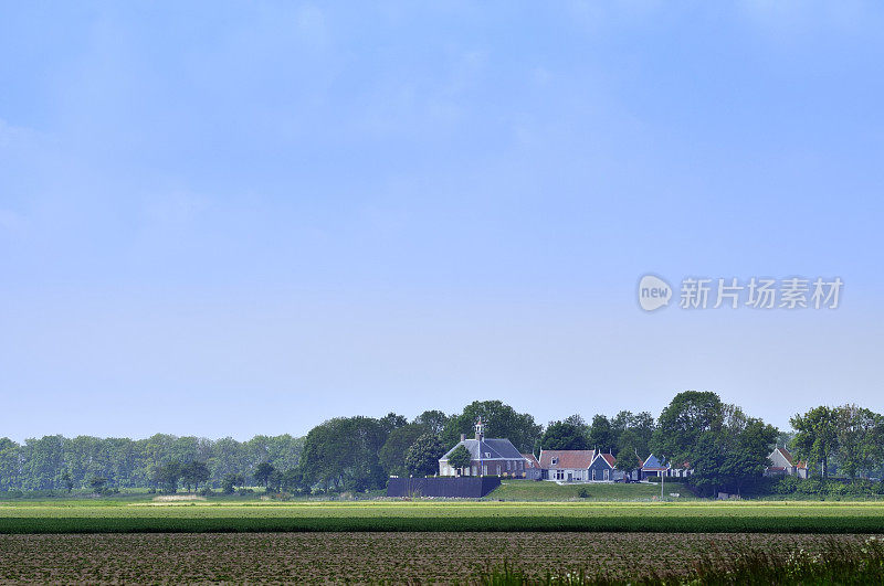 蓝天下的田野风景