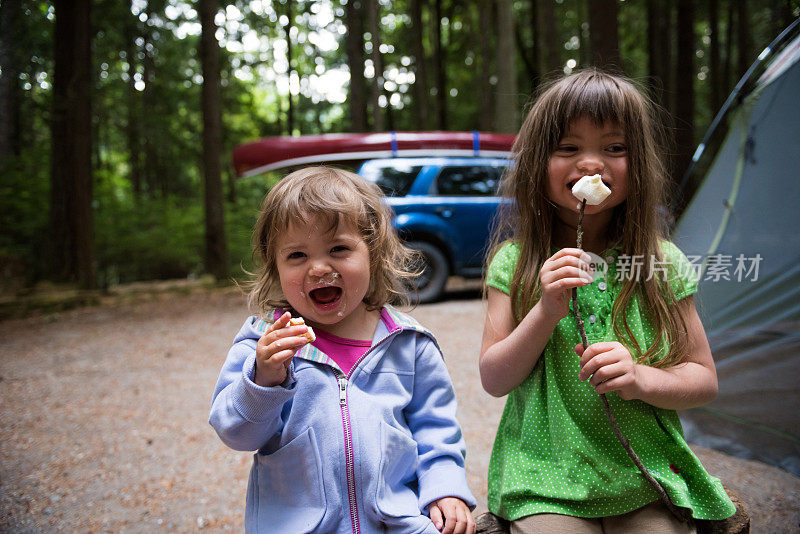 姐妹们在露营时享用棉花糖