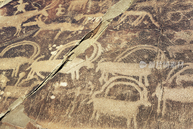 哈萨克斯坦坦加里的古岩画