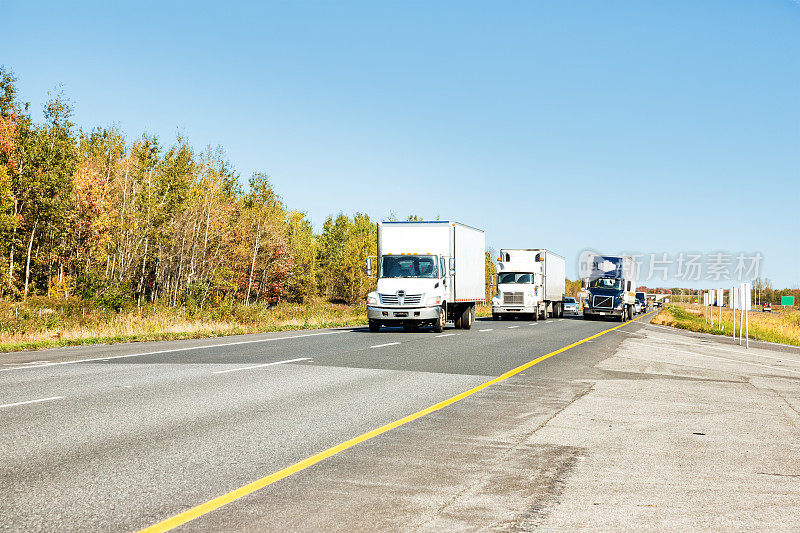 在分隔公路上行驶的卡车