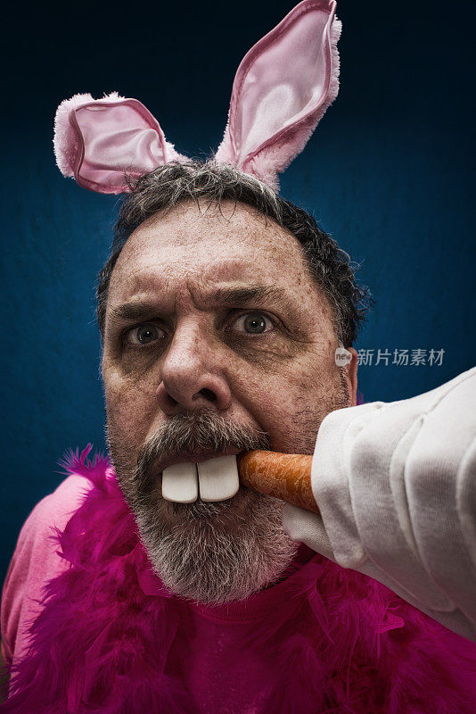 一名男子扮成疯狂的复活节兔子在吃胡萝卜