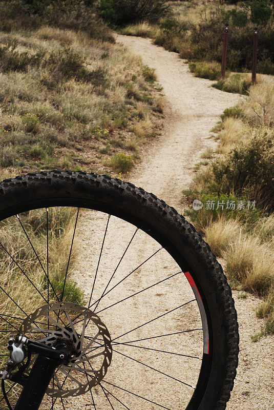 山地自行车轮和单轨景观