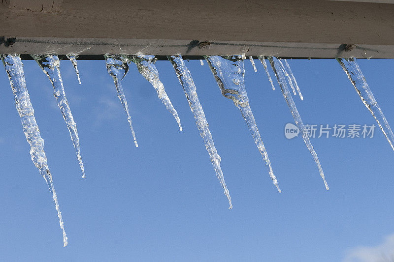 在晴朗的蓝天下俯瞰天空