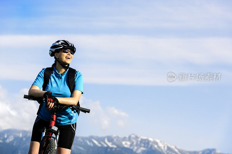 骑自行车的快乐女人