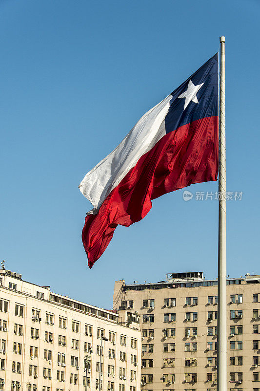 智利圣地亚哥市民广场上的智利国旗