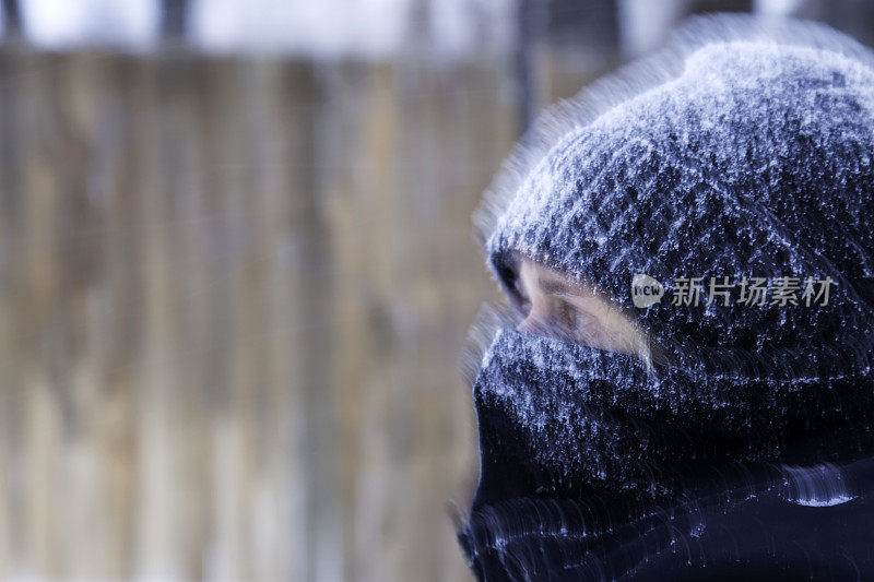 雪中漫步的女人