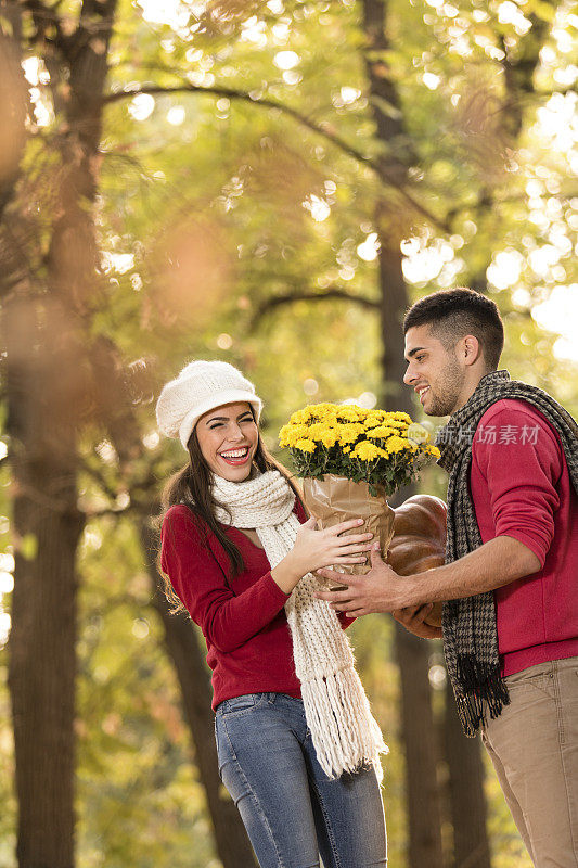 秋日在公园里微笑的夫妇