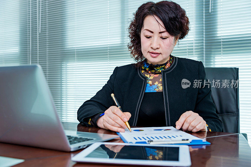 高级女商人在办公室写作
