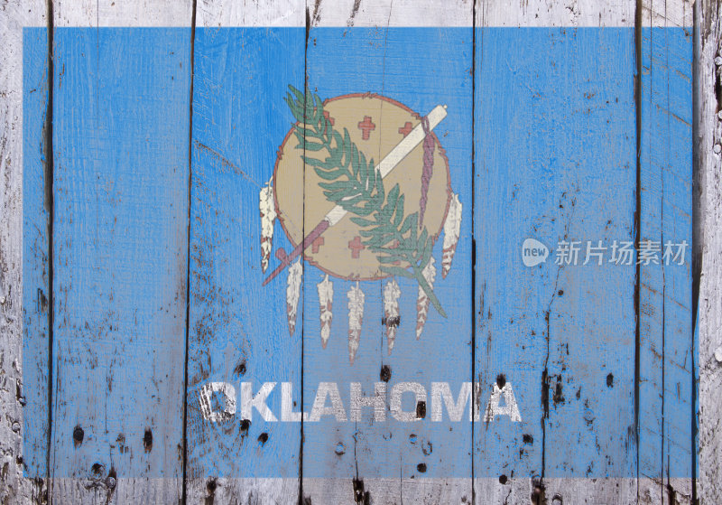 俄克拉何马州的旗帜印在粗糙的旧木头上