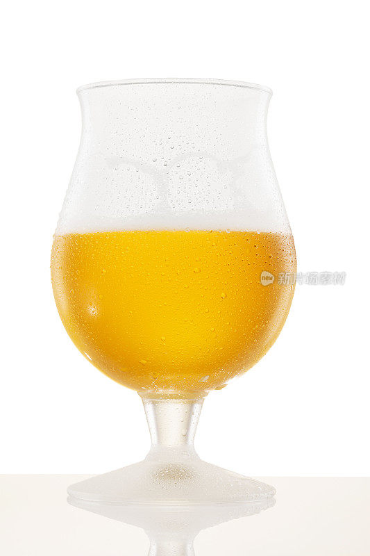 冰镇的啤酒杯中满是凝结的水珠