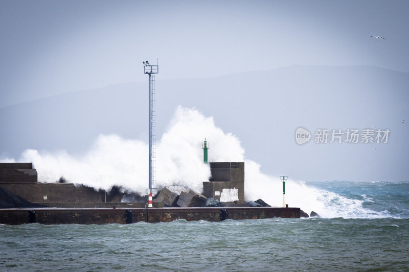 海浪冲击着港口