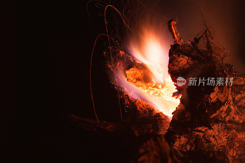 燃烧的木头里的火焰和火花