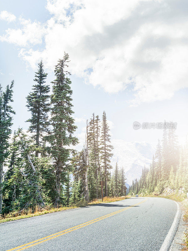 通往雷尼尔山的蜿蜒道路