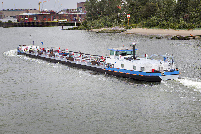 鹿特丹港马斯河工业船