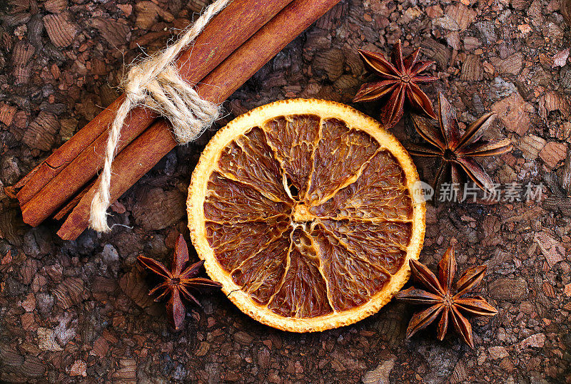 肉桂，丁香，干橘子和茴芹的背景