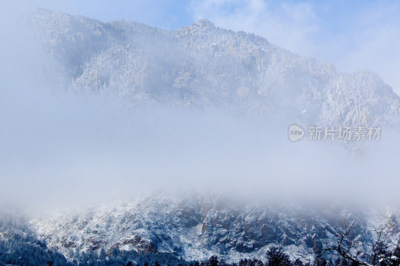 夏延山的雪和雾