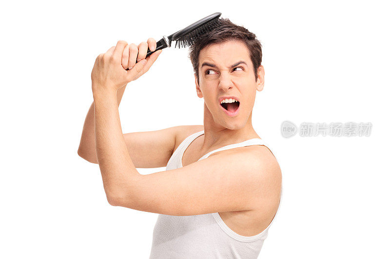 一个愤怒的男人，头发上插着一把梳子