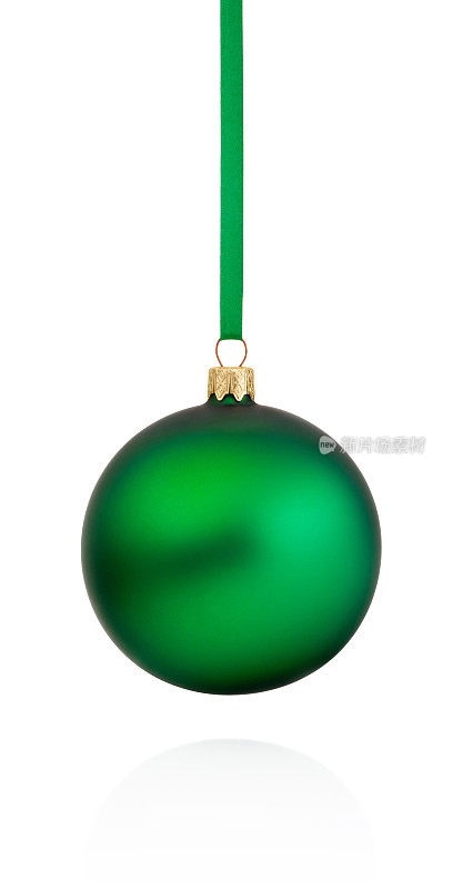 绿色的圣诞小玩意挂在丝带上孤立在白色的背景上