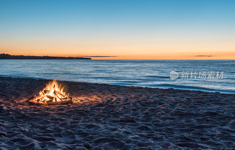 日落时分海滩上的篝火